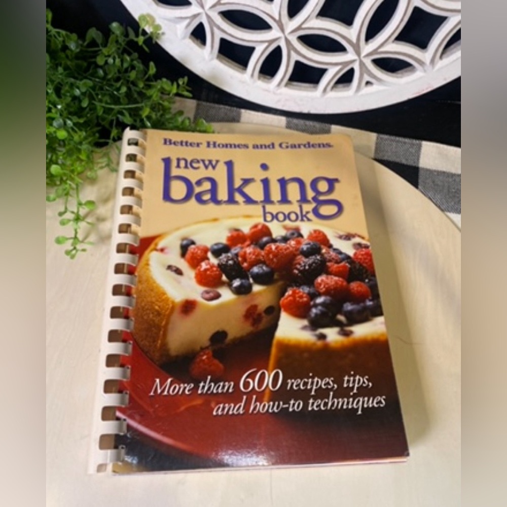 Better Homes and Gardens New Baking Book - Cream and Red‎ Cover